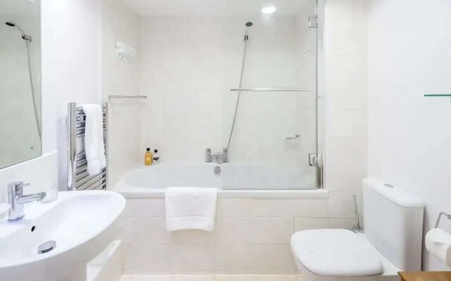 1bed Sleeps 4 in West Kensington 7mins to Tube