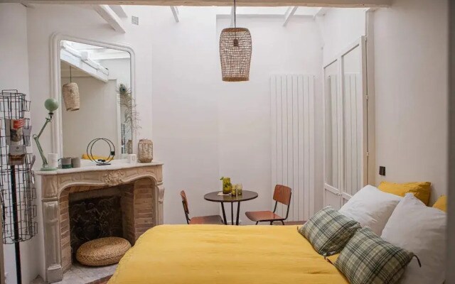 Cozy, Well-equipped Studio in Montmartre for 2!