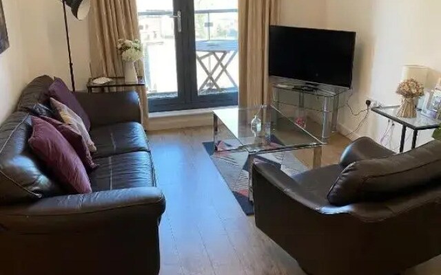 Woking Stylish and Modern 2 bedroom Apartment