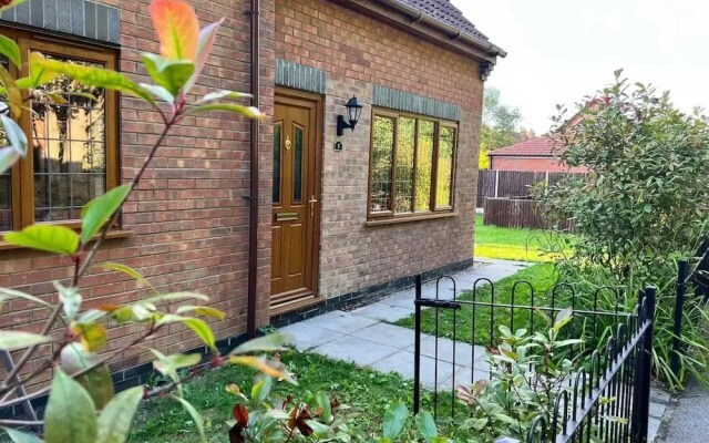 2-bed House - Sleeps 6 - Garden, Parking, Wifi