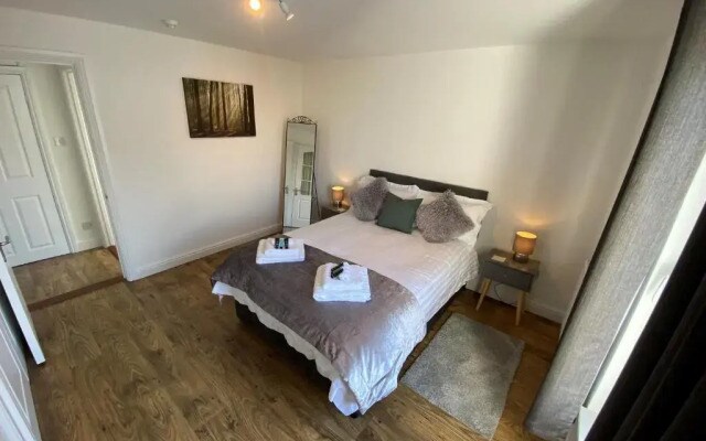 Eastcliffe Penthouse, 2 beds & bathrooms with parking