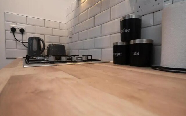 *Central *Studio Flat *Free Parking, Wifi, Netflix