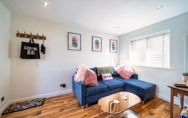 Charming & Central Apt w/ Garden & Free Parking
