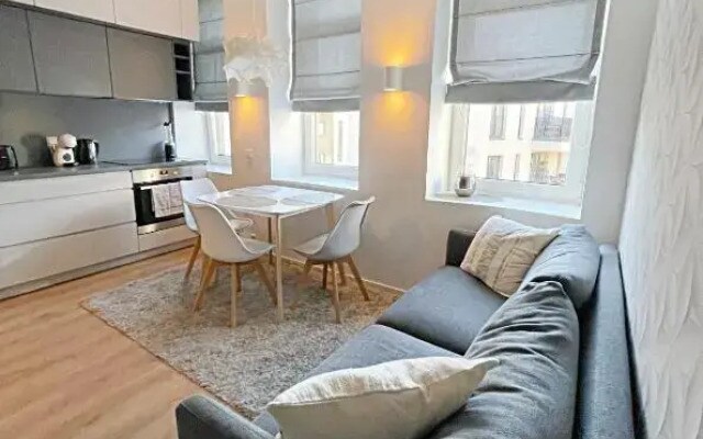 Comfortable 1 BD Old Town Apartment by Hostlovers
