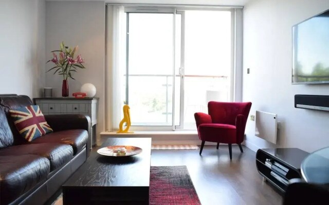 East London 2 Bed Flat With Balcony
