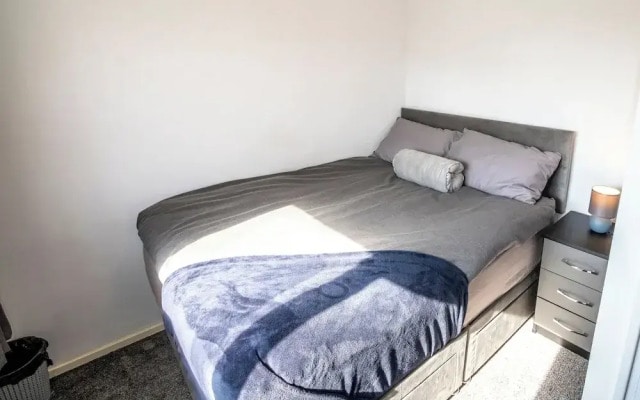 3 Bed Home - Sleeps 8 - Stoke City fc - Parking