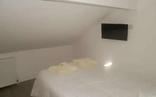 NEW Sleek 6BD Kensington Home Close to City