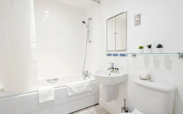 Royal Docks Guesthouse by LUXHABITAT