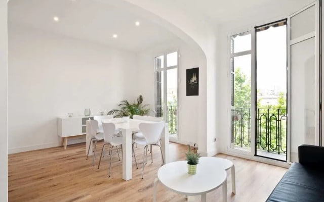 Stunning 2 Bedroom amd Bath Apartment in Eixample