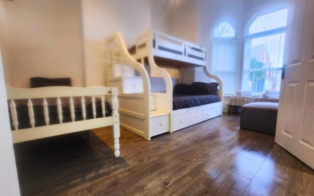Kop View Rooms near Anfield