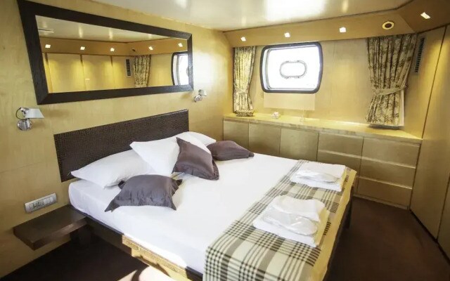 Yacht Bert