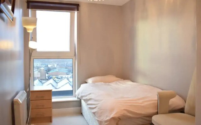 Modern 2 Bedroom Apartment Near Chelsea Harbour With Balcony