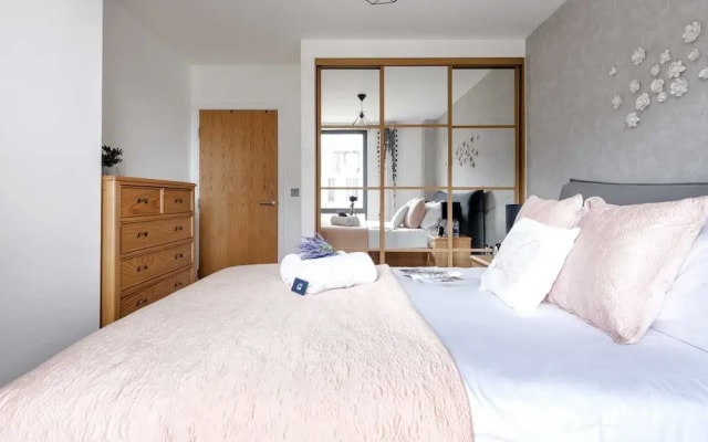 Rosy and Cosy West London Apartment
