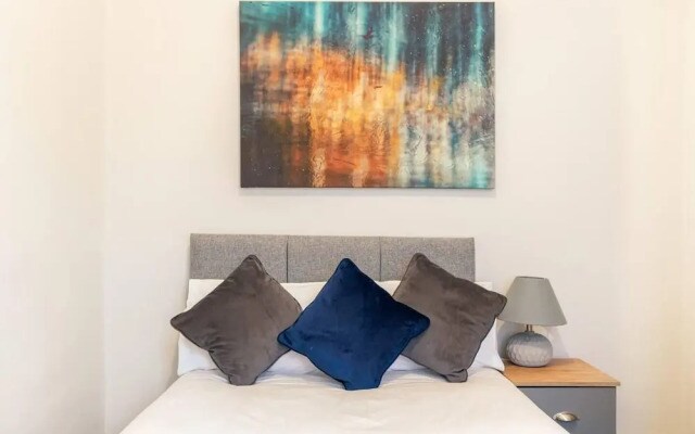 3 Bed House - Sleeps 7 - Garden - Parking - Wifi