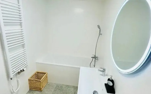 New Luxury Apartmen Metro Station