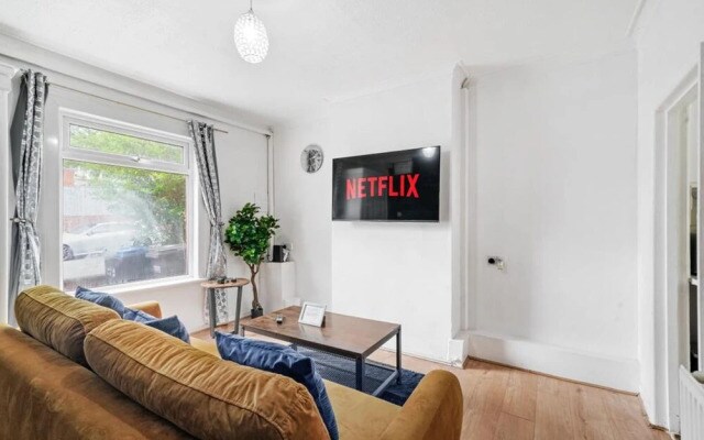 Cosy 2-bed House in London With Free Parking
