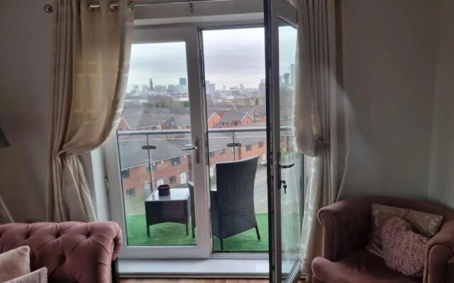Impeccable 2-bed Apartment in Salford