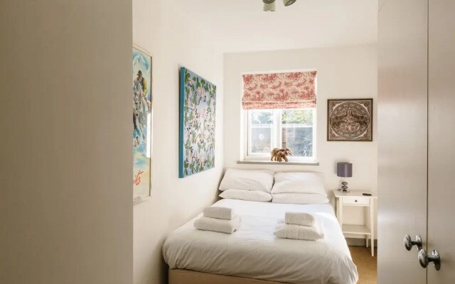 Bright and Charming Battersea Park Apartment