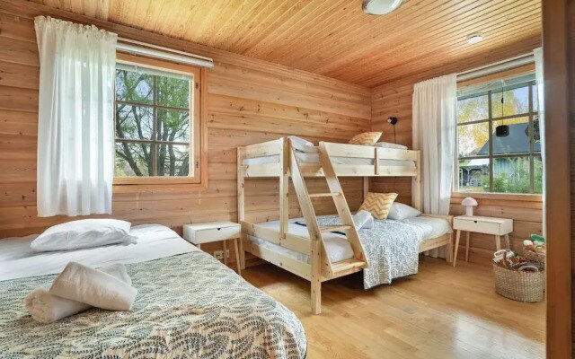 Cozy 3BR Riverside House with Sauna