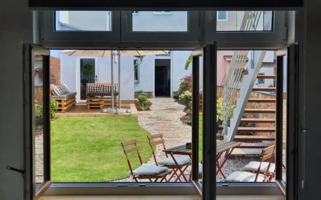 ART Hostel & Apartments