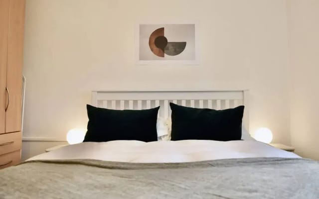 Chic London Apartment Minutes From Station