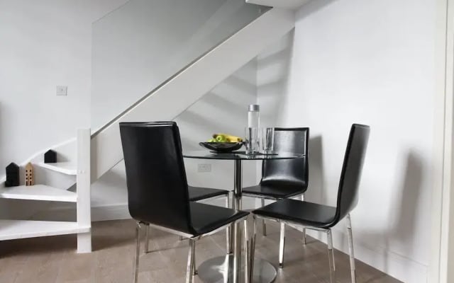 3B Princes Square Luxurious Wonderful Double Bed Apartment