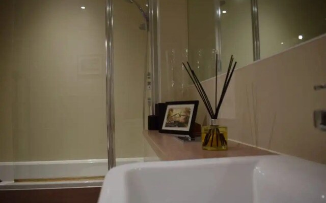 Modern 1 Bedroom Apartment With Balcony