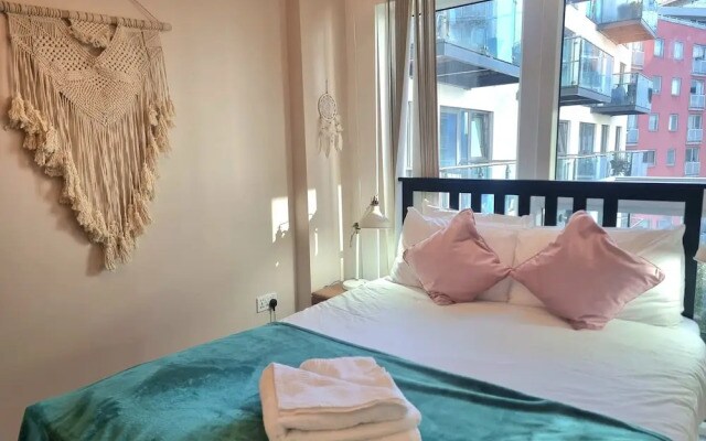2-bed 2-bath Greenwich Apartment with balcony & lift