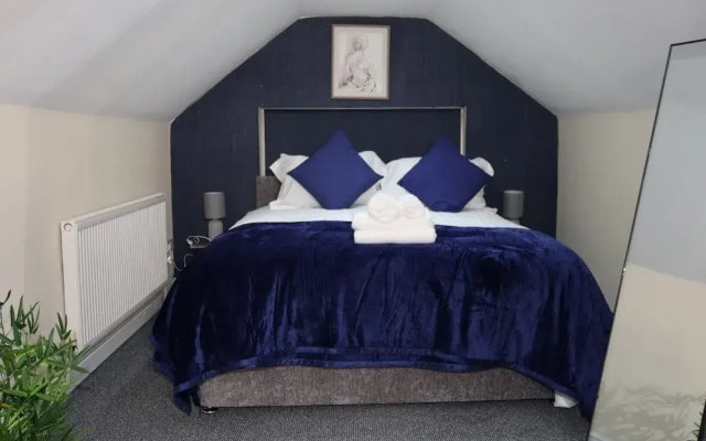Nottingham 5-br, Sleeps 11 w/ Garden & Parking