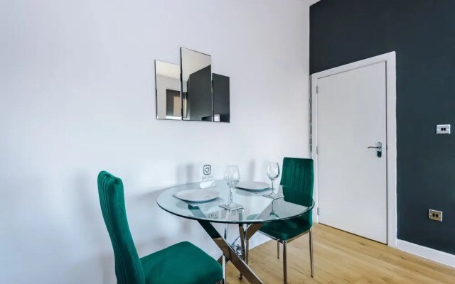 Stylish 2-Bed Apartment - City Centre