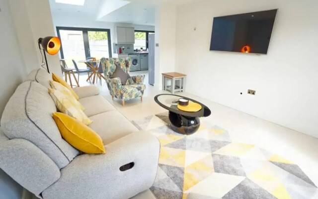 Home From Home - 4 Double Bed House with Parking