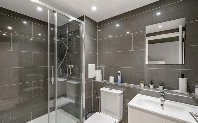 3br-sleeps8-canarywharf-cinemabedroom