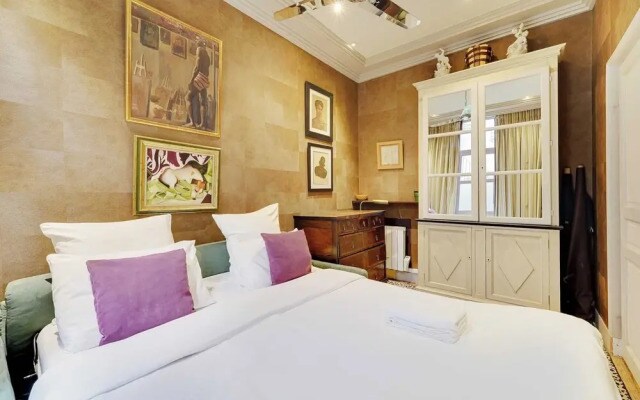 Historic Elegance in the Heart of Marais - 6p/2br