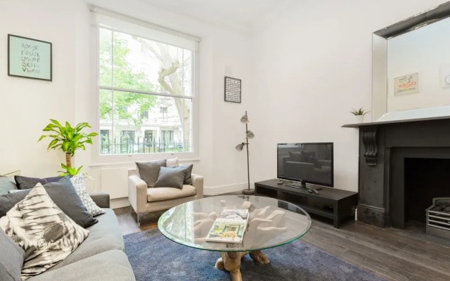 2 Bdr Queens Gardens by the Residences