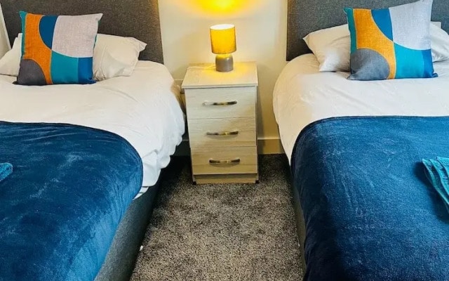 2 Bed Flat - Sleeps 4 - Pets - Garden - Parking