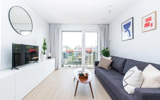 New Modern Apt with Garage Parking, Balcony, by Cohost
