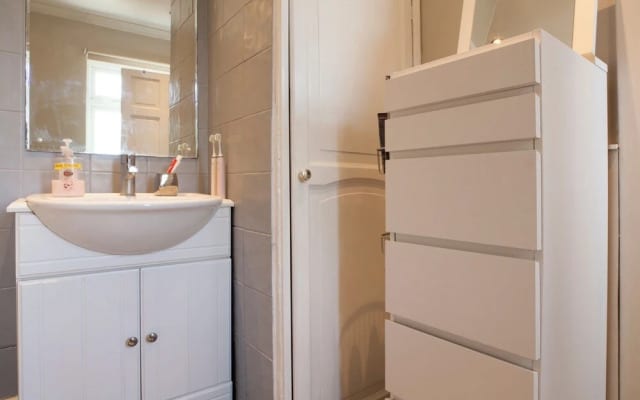 Spacious 3-br House W/conservatory in Greenwich
