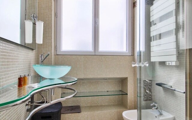 Bright apartment - Victor Hugo