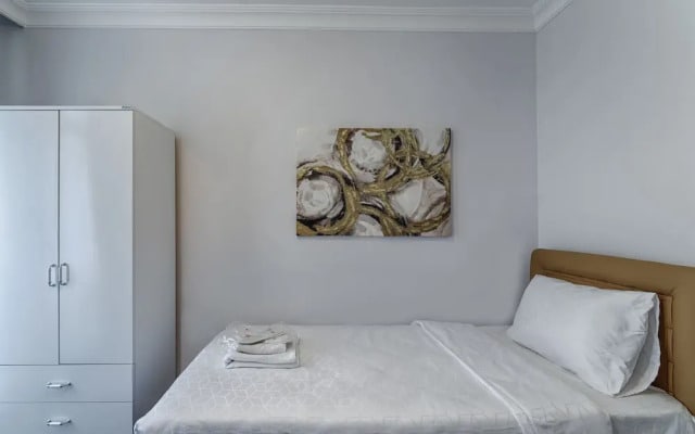 Gorgeous Central 2BR Condo w City Views