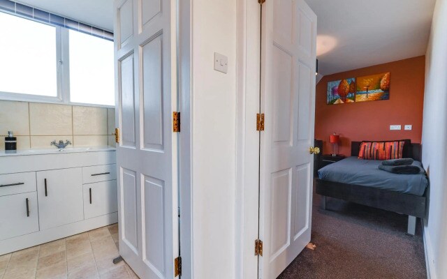 3 Bedroom Highfield House, Free Parking, Wigan, Sleeps 5