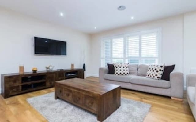 LUXURY Apartment Next to London RAF Museum