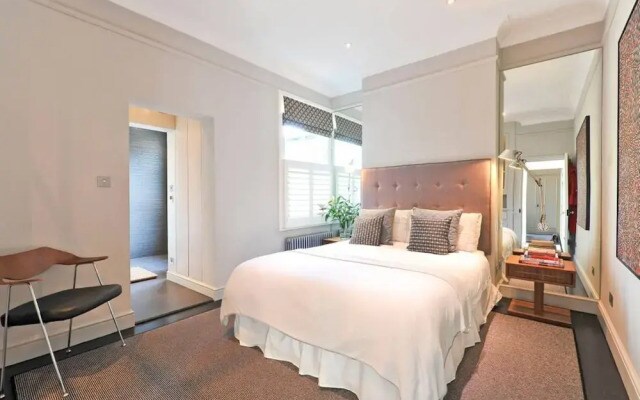 Newly Renovated 3 Bedroom Flat with Terrace