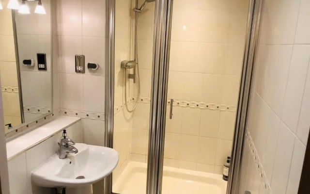 A Modern 2 Bed Luxury Apartment by River Thames