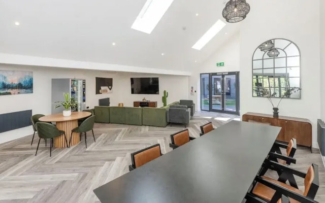 Riverside House by UTDM
