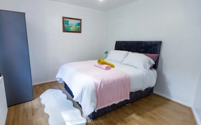 Inviting 3-bed House in London, Stay up to 6