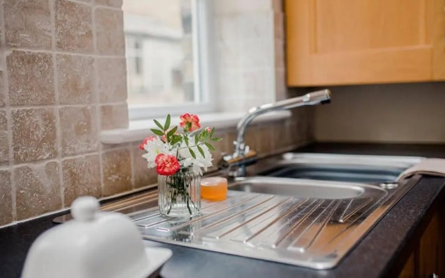 Sleeps 5 - 3 Bedrooms - walk to the square