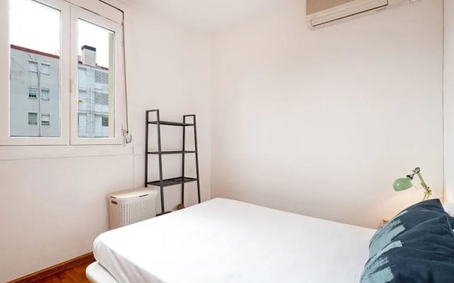 Lovely 2bed W/balcony in City Center, Near Metro