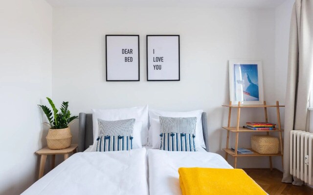 BRIGHT CHARMING Apt with TERRACE, PARKING & AirCo.