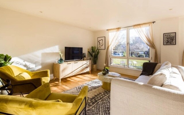 The Crystal Quarters - Modern Bright 2bdr Apartment