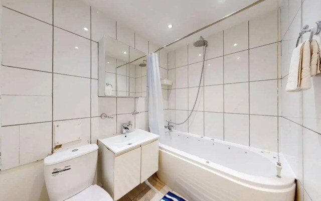 Super 2 Bed House with Privategarden